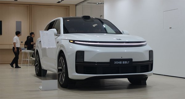 2024年智能驾驶技术普及趋势：从高端市场到主流车型的变革