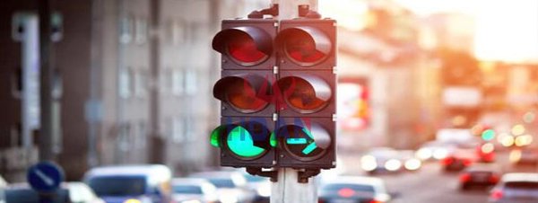 基于大数据分析的智能交通灯管理系统：优化交通流与提升道路安全